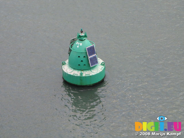 SX01108 Green bouy in estuary